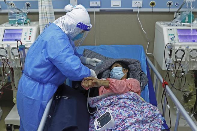 上海新增確診人數14日再創新高，截至目前為止，全部感染者中有9例重症，其中8例為70歲以上高齡長者，均患有基礎性疾病，同時也未接種疫苗。圖為上海浦東醫院。（圖／中新社）