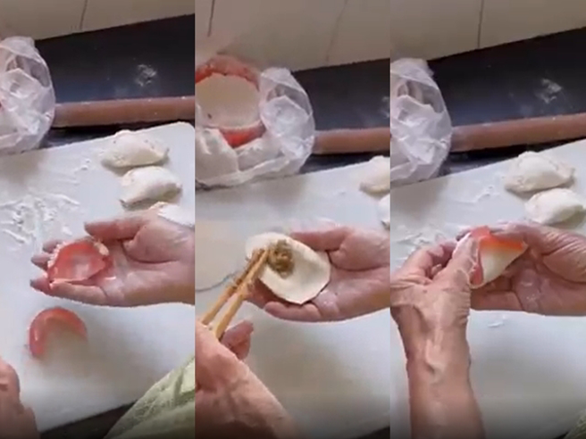 女子用2片「活动式假牙」包水饺，因为假牙弧度与凹槽都相当符合水饺，在假牙上放水饺皮后放入内馅，在用另个假牙将皮压紧，1颗水饺仅需约10秒。（翻摄自「爆料公社－爆笑公社」）