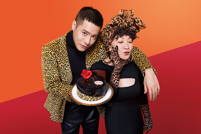 哈根達斯攜手代言人周湯豪首推「愛擁豹」主題蛋糕，豹紋造型向媽媽比莉致敬。（圖／品牌提供）