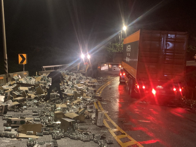 數量眾多的啤酒散落地面，台2線變啤酒河。（民眾提供）