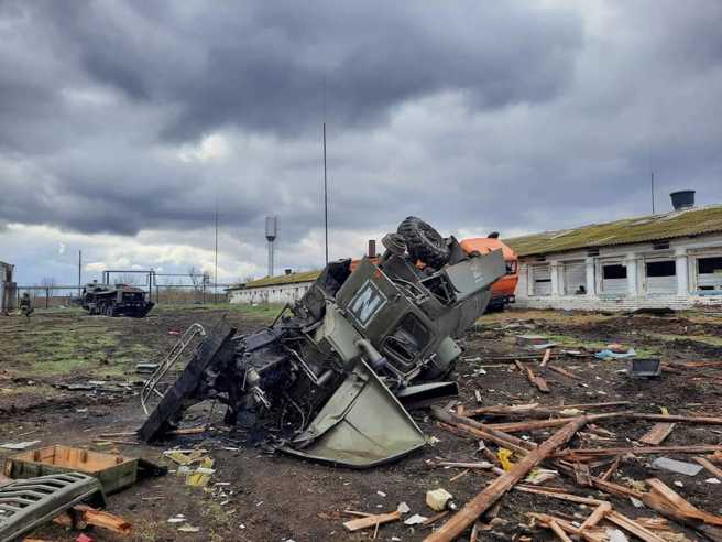 專家們指出，在烏克蘭前線被發現的「不起眼」卡車殘骸，已暴露俄軍於後勤上的缺陷和疲軟。（圖／烏克蘭國防部臉書）