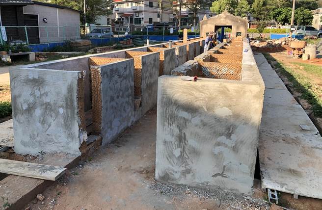 2007年，长18.41公尺、宽5.75公尺的 「模范厕」以其为金门公共卫生史上的重要指标和具有保存价值的理由，获指定为县定古蹟。（李金生摄）