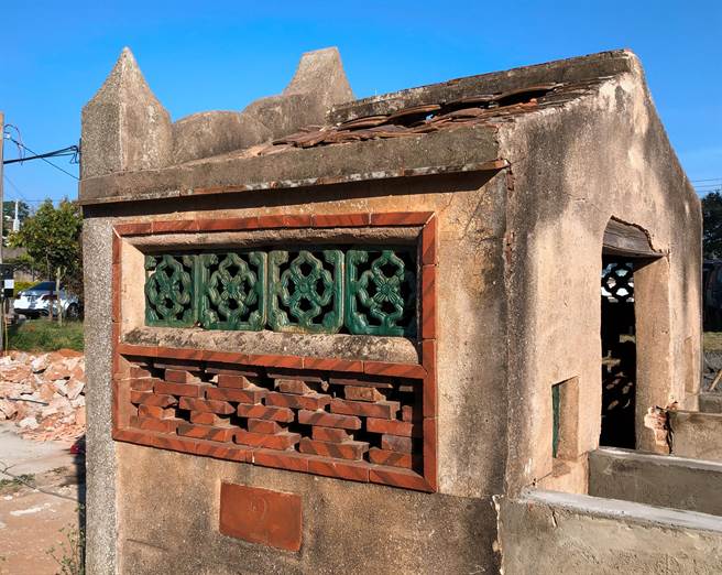 金门模范厕由红砖、红瓦和绿釉花格建构而成，外观颇为典雅古朴。（李金生摄）