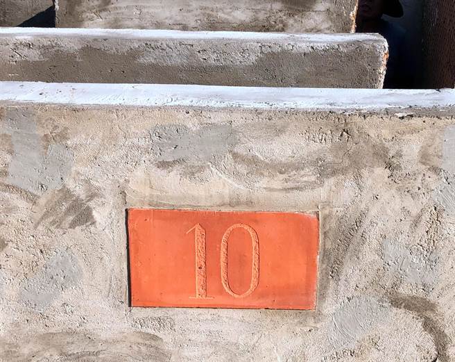 金门小西门「模范厕」有红砖编码，其中10号佚失已原样重新补作。（李金生摄）