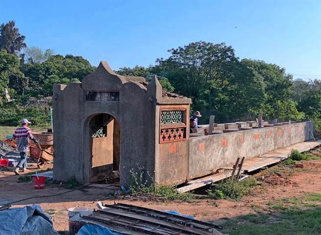 承商进场施作整修「模范厕」，预定今年11月底完工。（李金生摄）