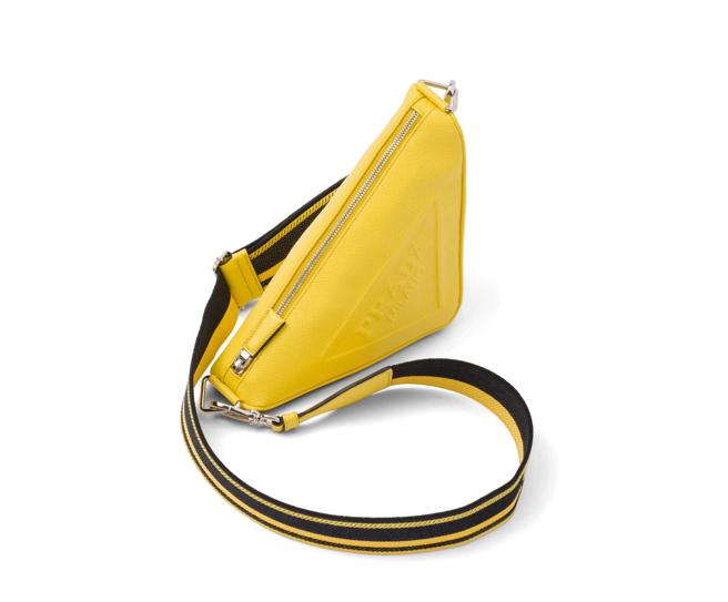 PRADA Triangle 皮革三角肩背包，7万6000元。（PRADA 提供）