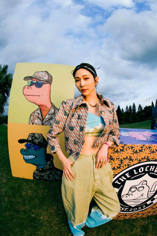 曾莞婷以蓝色Bra Top搭配渲染牛仔裤小露腹肌。（Daniel Wong提供）