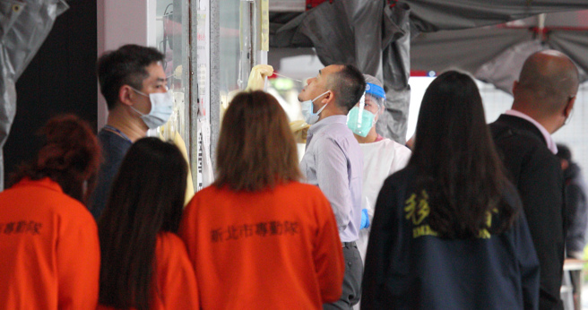 国内14日新增874例COVID-19本土个案，再创歷史新高，其中新北市新增360例最多，许多民眾前往江子翠筛检站进行採检，确保自身健康状况。（张铠乙摄）