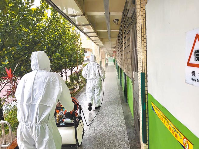 花蓮縣13日新增49例COVID-19確診，小加拿大美語補習班群聚新增28人，多所學校都有確診案例，環保人員前往校園展開清消。（花蓮縣環保局提供）