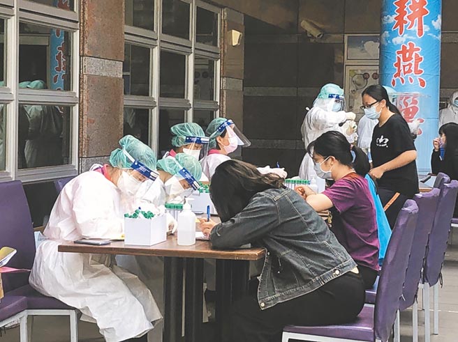 國立高雄科技大學燕巢校區12日晚間獲報有1名學生確診，染疫學生所在宿舍將全面進行PCR採檢，採檢結果出爐前，宿舍人員暫停進出。（國立高雄科技大學提供）