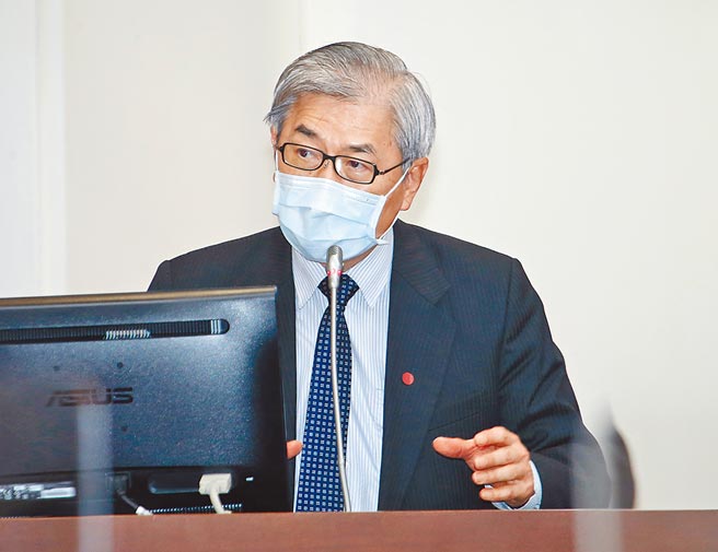 新冠疫情升溫，立法院財政委員會昨通過臨時提案，要求金管會協調銀行，個人貸款與企業紓困貸款延繳本金、利息的申請期限，延長到2023年6月底。圖為金管會主委黃天牧。（姚志平攝）