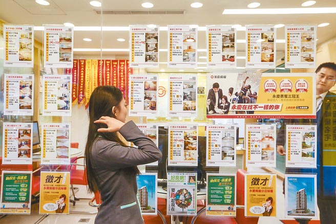 财政部针对10户以上囤房大户查税结果出炉！核定补税案达1006件，补税金额近亿元。图为民眾浏览租售房屋相关讯息。（本报资料照片）