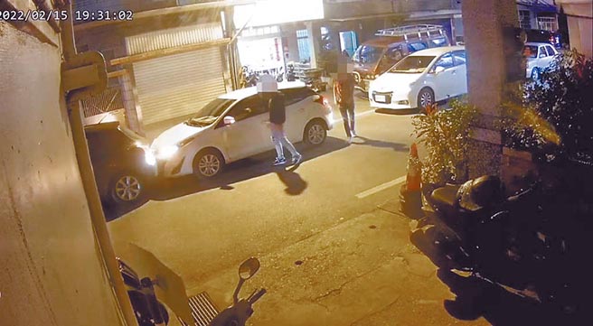 有帮派背景的18岁刘、黄二男，下车后持铝棒殴打周姓戒护科长，被监视器拍下。检方侦查终结起诉2人并求处重刑。（本报资料照片）