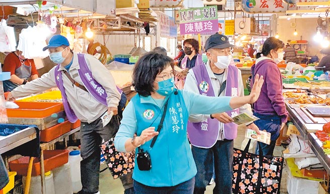 表态争取民进党提名参选澎湖县长的陈慧玲由志工陪同前往北辰市场扫街拜票。（陈慧玲提供／张茂雄澎湖传真）
