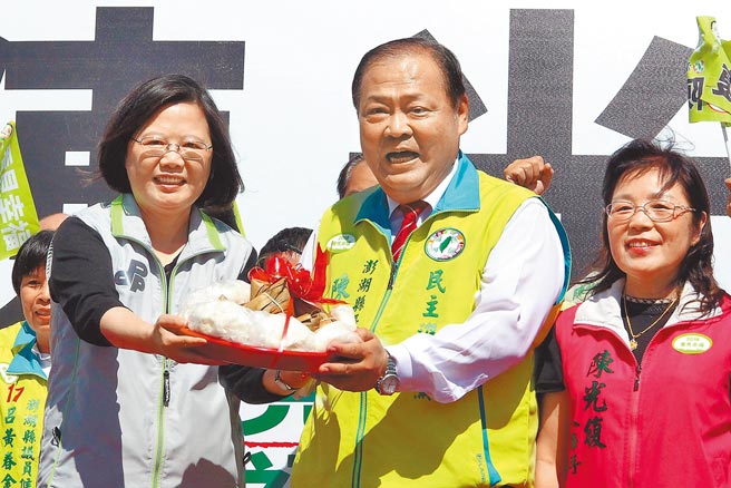 卷土重来的前澎湖县长陈光復（右二）暗指对手作民调刻意「排除陈光復」选项，意图误导选民「陈光復出局」的印象。（本报资料照片）