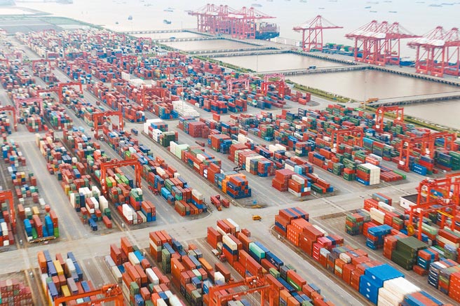 大陸海關總署數據顯示，今年第1季進出口總值1.48兆美元，年增13％；貿易順差1629.4億美元，創歷史同期最高水準。（中新社）