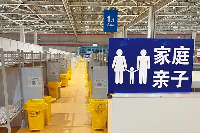 为应对当前新冠肺炎疫情，上海正将国家会展中心改建成一座方舱医院，建成后有望提供5万张床位。（新华社）