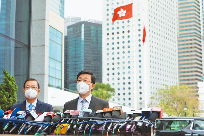 香港前政務司司長李家超（右）13日報名參選香港特區第六屆行政長官。他表示，共獲得786張提名票，接下來會繼續舉辦交流會，聽取意見，並盡快撰寫政綱。（中新社）