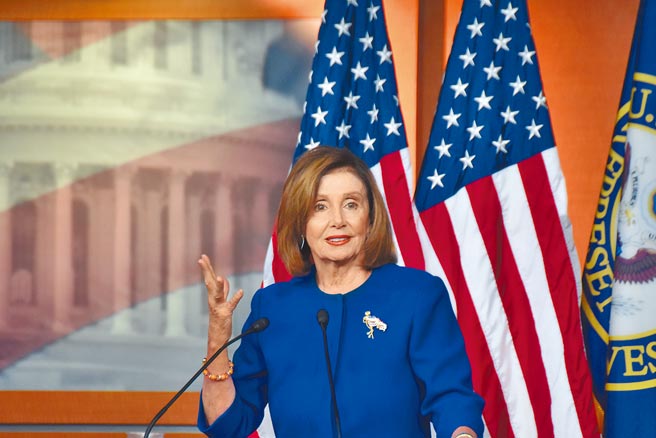 美国眾议院议长裴洛西（Nancy Pelosi）日前规画访台却因染疫暂缓，大陆国台办发言人马晓光13日表示，裴洛西应做的是立即取消而非推迟。（中新社）