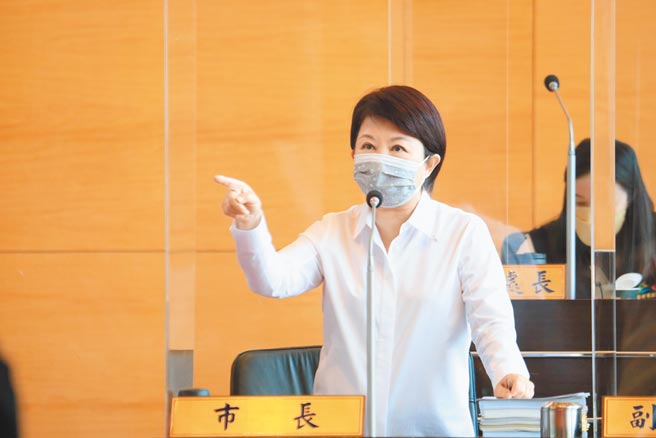 台中市长卢秀燕面对议员质询市政路延伸案迟迟不开工，愤怒呛声「忍了很久」。（林欣仪摄）