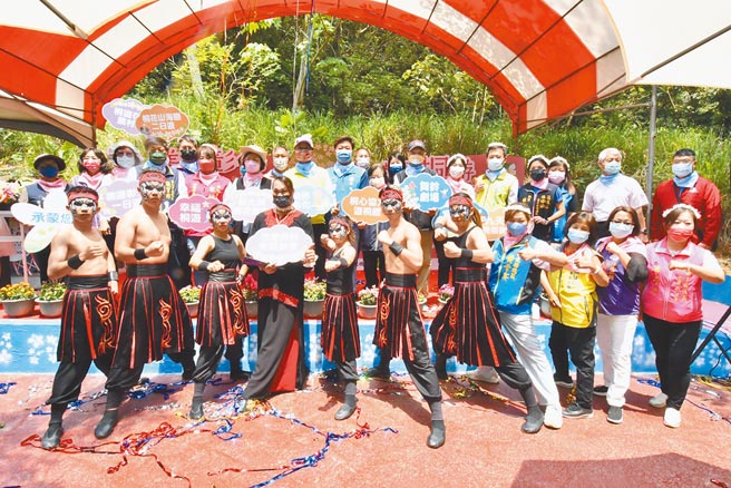 八卦山4月迎来桐花飞雪，花飞花舞带来诗意翩翩，彰化县政府结合各乡镇市公所，安排赏桐之旅和两场大型剧团演出。（吴敏菁摄）