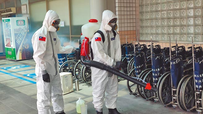 彰基二林医院6位护理师确诊，化学兵出动大消毒。（彰化县政府提供／吴敏菁彰化传真）