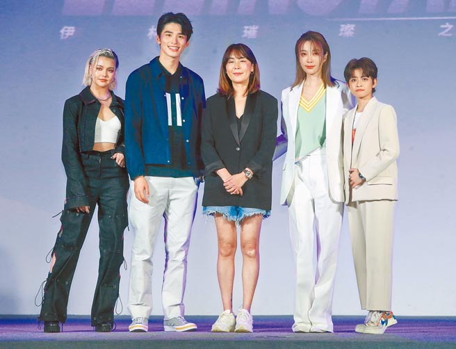 裴頡（左起）、王品澔、伊林娛樂副董事長陳婉若、蔡淑臻以及廖妹仔昨出席璀璨之星報名起跑記者會。（粘耿豪攝）