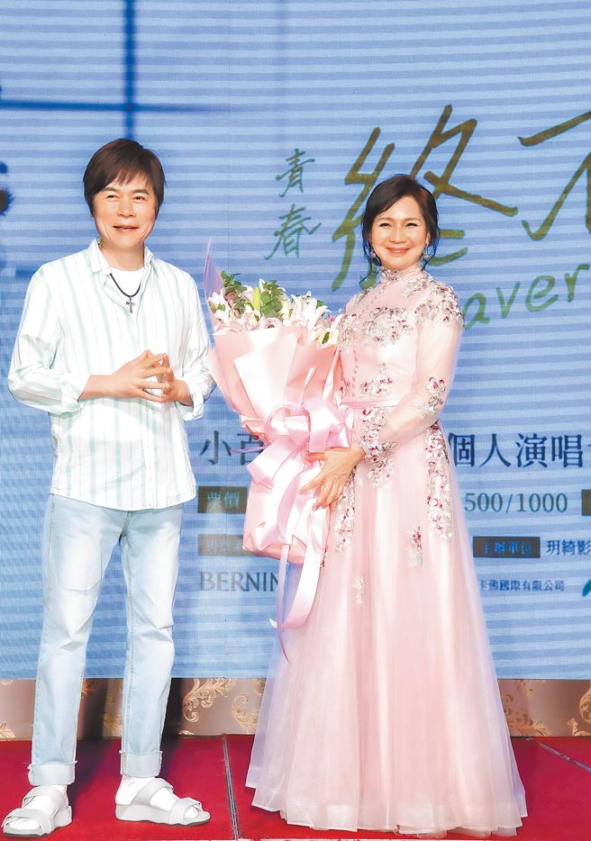 小百合（右）昨记者会，好友洪荣宏站台祝贺她专辑、演唱会大卖。（玥绮影视文化提供）