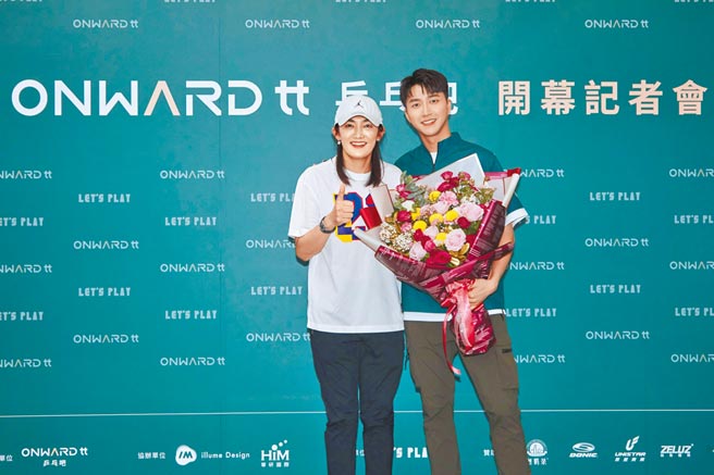 江宏杰（右）桌球馆昨开幕，钱薇娟到场力挺祝贺。（华研国际提供）