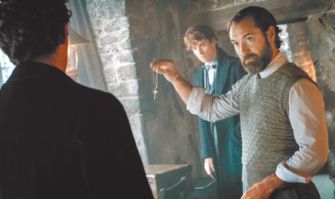 「邓不利多」裘德洛（见图）和「葛林戴华德」迈兹米克森年轻时期曾结下血盟。（华纳兄弟提供）