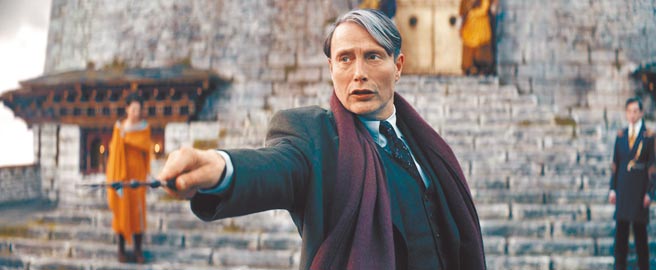 「邓不利多」裘德洛和「葛林戴华德」迈兹米克森（见图）年轻时期曾结下血盟。（华纳兄弟提供）