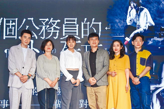 是元介（左起）、谢琼暖、方志友、郭耀仁、蔡灿得、陈家逵合体宣传舞台剧《一个公务员的意外死亡》。（陈俊吉摄）