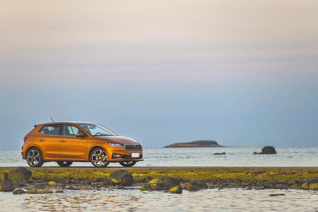 第四代SKODA FABIA換上大型進氣霸，車門下方鈑件摺線隱藏有捷克國旗的三角形線條。（陳大任攝）