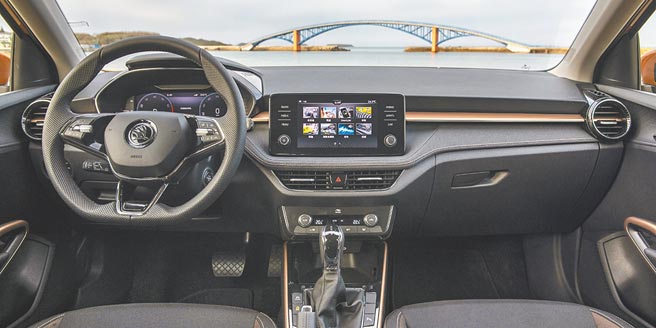 儀表控台採取多材質、多層次設計，顯得格外好看。（陳大任攝）