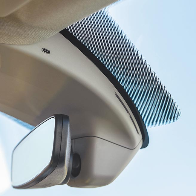 後視鏡側有USB插孔。（陳大任攝）