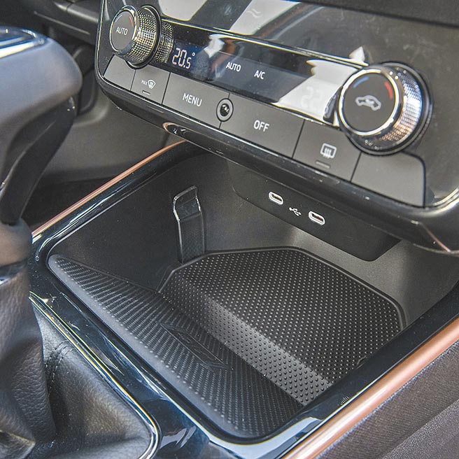 中央置物空間設計貼心。（陳大任攝）