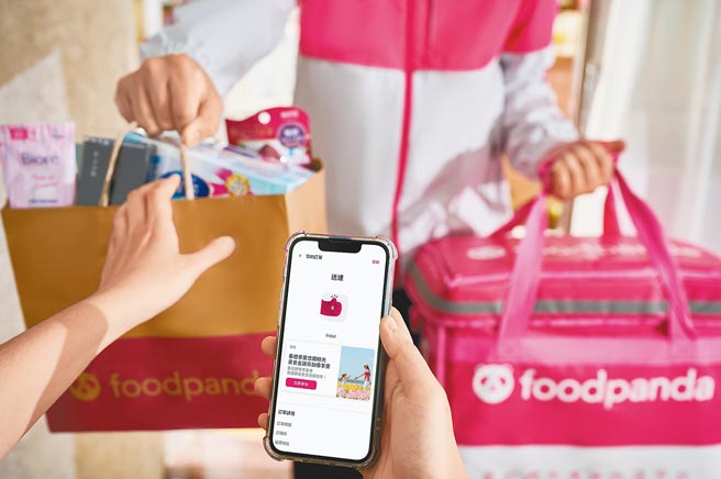 foodpanda再祭驚喜優惠，本月底前攜手摩斯漢堡、7-11、家樂福、屈臣氏等超過3萬間店家，祭出破千萬元美食金，只要發現胖胖達並拿起手機一掃，即送最高價值200元的美食。（foodpanda提供）