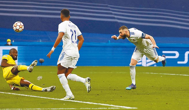 皇家马德里前锋本泽马（右）在延长赛头槌顶破切尔西大门。（路透）