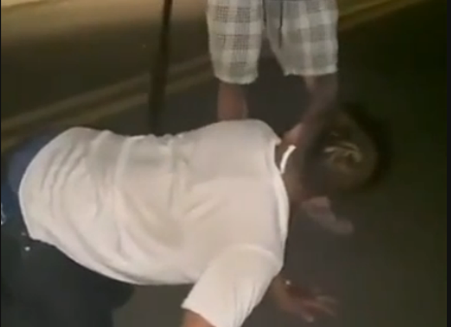 私刑画面曝光！捡尸酒醉少女害怀孕， 运匠遭球棒队狂殴下跪求饶。(记者爆料网提供)