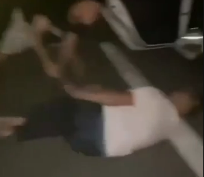 私刑画面曝光！捡尸酒醉少女害怀孕， 运匠遭球棒队狂殴下跪求饶。(记者爆料网提供)