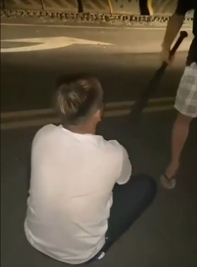 私刑画面曝光！捡尸酒醉少女害怀孕， 运匠遭球棒队狂殴下跪求饶。(记者爆料网提供)