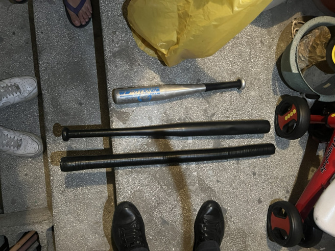 白牌司機撿屍少女害懷孕，遭私刑逼下跪，警方逮捕施暴3嫌落網，並起出施暴球棒。(戴志揚翻攝)