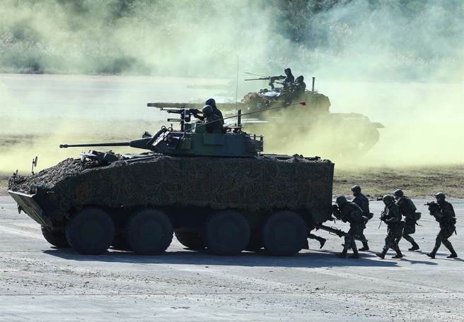 陸軍裝甲班長太帥女兵暈船，她樂當小三出遊嘿咻秀擁吻照慘了。(中時資料庫)