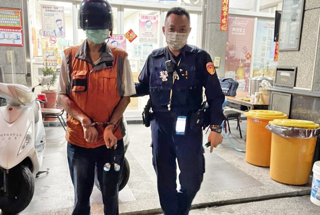 刑事局「八号分机」掳人勒赎杀人要犯，逃20年高雄落网。(戴志扬翻摄)
