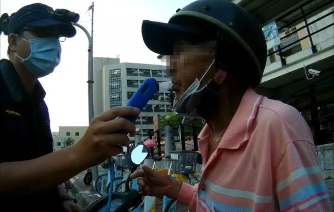 「机老酒」三项全中！老翁急煞险酿祸 警关心竟是酒驾。(戴志扬翻摄)
