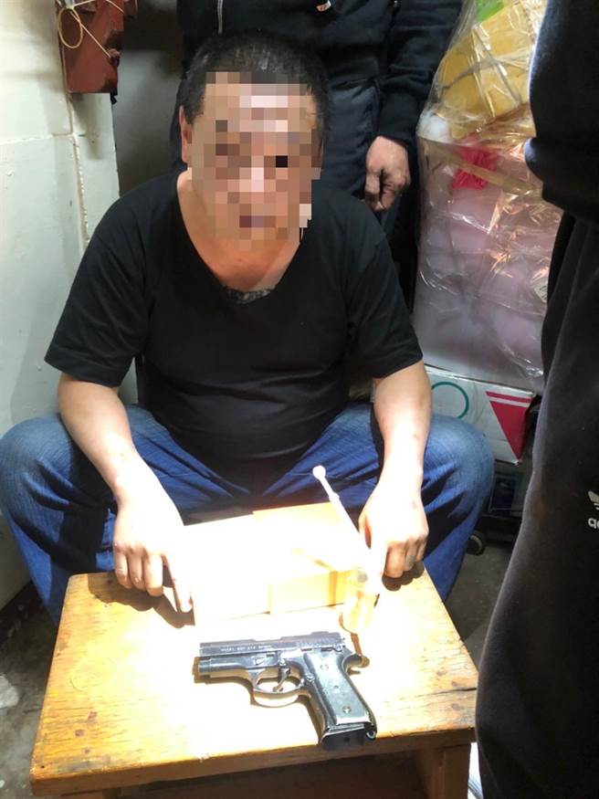 警方查获改造手枪及毒品等赃证物。（翻摄照片／林郁平台北传真）
