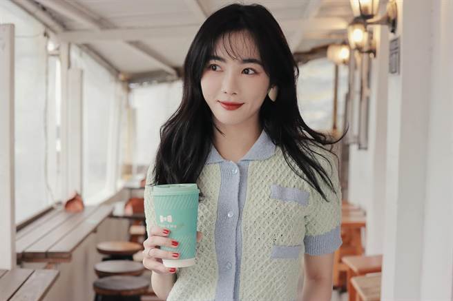 「D奶女神」舒子晨遭爆找黑衣人乔合约，向经纪公司求偿败诉。(翻摄舒子晨脸书)