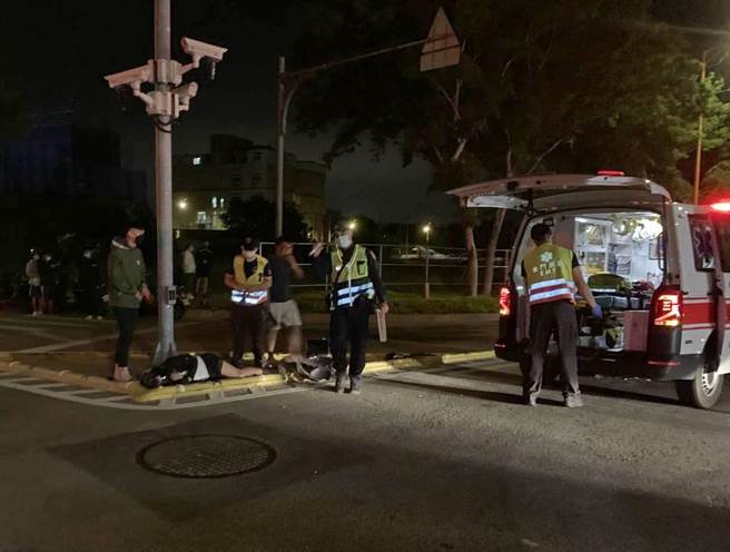 金门环岛北路救国团前路口昨深夜发生汽、机车相撞事故，吕姓男大生骑士喷飞撞上安全岛号志杆，内出血严重后送台湾做进一步治疗。（警方提供）