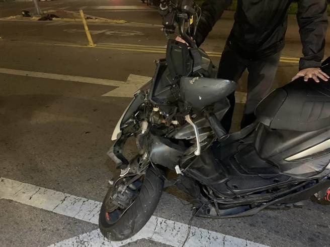 吕姓金大生骑乘的机车，也撞得支离破碎。（警方提供）