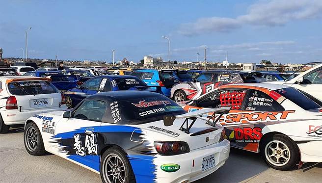 各式改裝賽車、超跑，前2天陸續搭乘台華輪運抵澎湖。（張茂雄／攝）